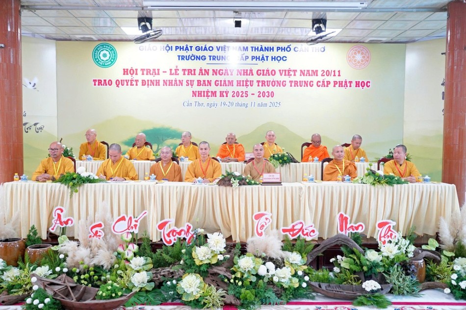 Chư tôn đức chứng minh buổi lễ