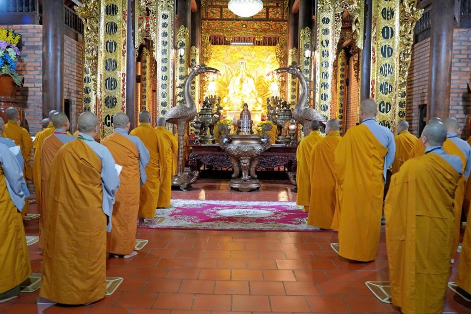 Khóa lễ tụng kinh tại chánh điện thiền viện Trúc Lâm Phương Nam