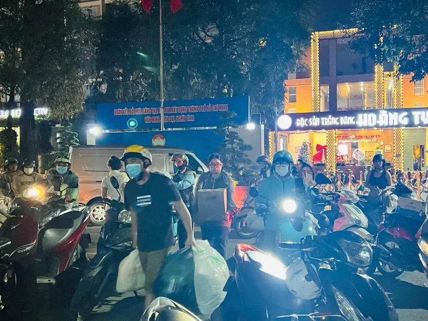 Người dân vẫn tấp nập đến Ủy ban MTTQVN TP.HCM gửi đồ cho bà con vùng lũ miền Trung - Ảnh: Bảo Phương