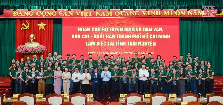 Đoàn làm việc, trao quà tìn nghĩa tại trụ sở Tỉnh ủy Thái Nguyên