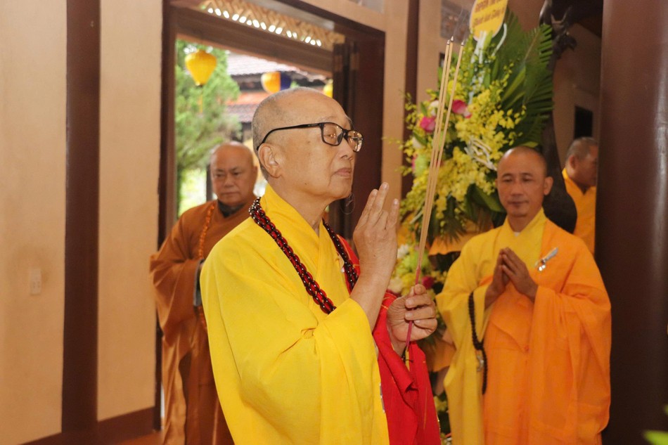 Hòa thượng Thích Tánh Nhiếp thắp hương tưởng niệm