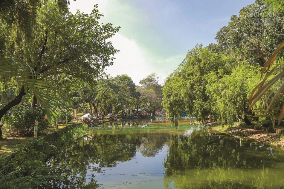 Hồ nước trong xanh trong công viên Lê Thị Riêng - Ảnh: Nguyên Tài/BGN