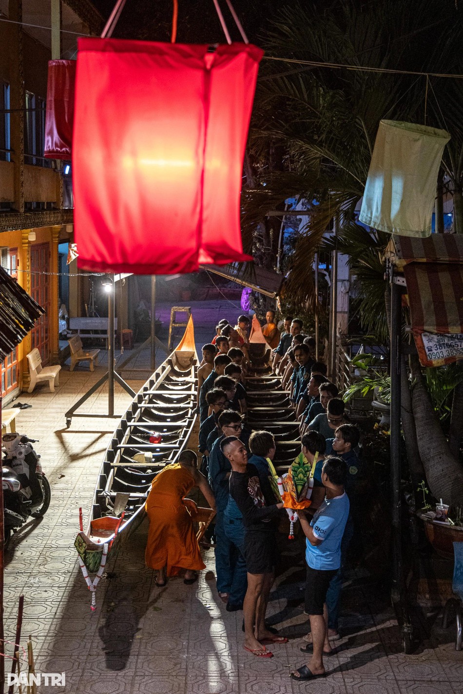 Những chiếc ghe ngo chất lượng cao này được các nghệ nhân từ Sóc Trăng, Trà Vinh và nhiều địa phương khác đóng dựng, mang theo tinh hoa của nghề truyền thống