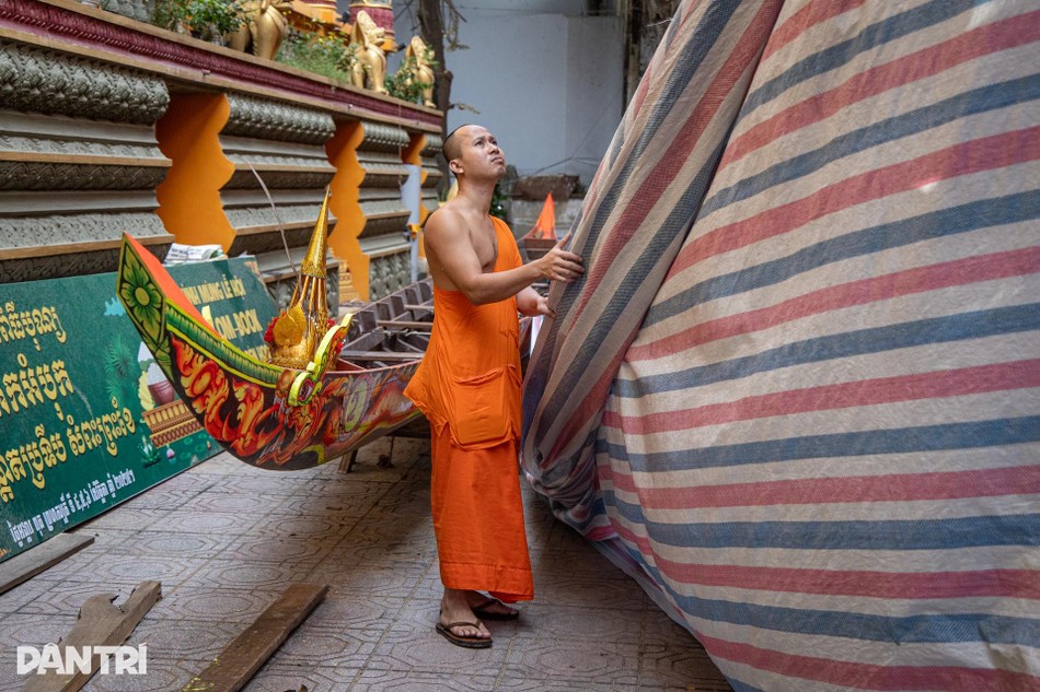 Mỗi chiếc ghe ngo là một phần linh hồn và niềm tự hào của đồng bào Khmer. Sau khi hoàn tất những lớp sơn cuối, các sư chùa Chantarangsay lại cẩn thận phủ bạt, che nắng che mưa, gìn giữ cho từng thân ghe luôn rực rỡ, sáng mới cho đến giờ khai hội