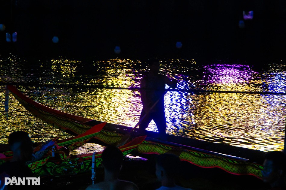 Ánh đèn hắt lên thân ghe rực rỡ, tạo nên cảnh tượng vừa náo nhiệt vừa trang nghiêm giữa đêm trước ngày khai hội
