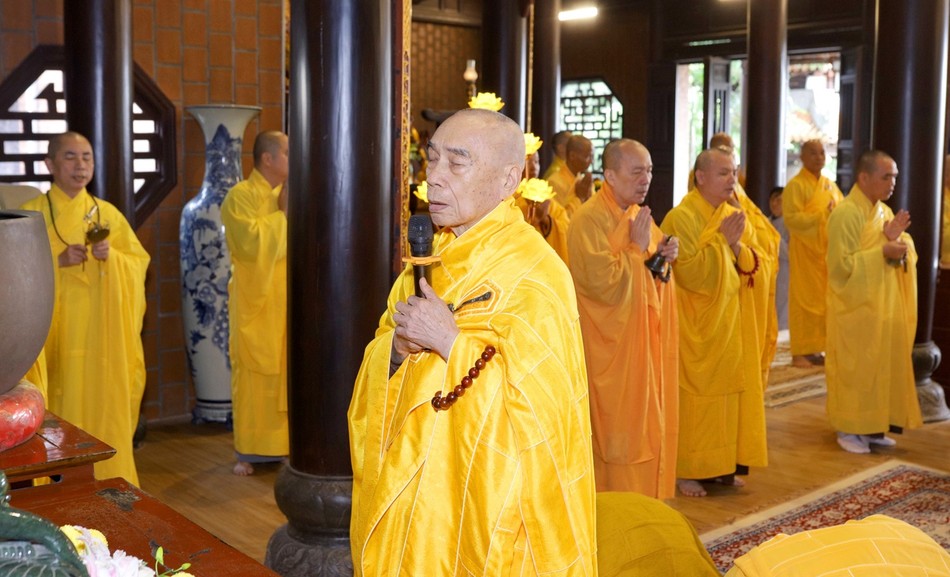 Trưởng lão Hòa thượng Thích Quang Nhuận cử hành khóa lễ cúng ngọ truyền thống Trưởng lão Hòa thượng Thích Quang Nhuận cử hành khóa lễ cúng ngọ truyền thống