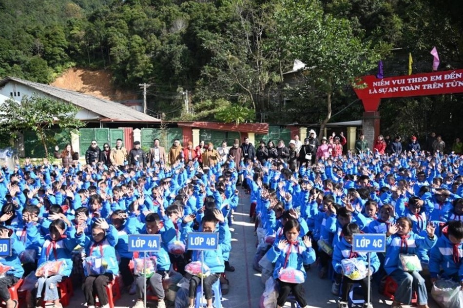 Đoàn từ thiện trao gần 1.200 áo ấm và quà cho các em học sinh Đoàn từ thiện trao gần 1.200 áo ấm và quà cho các em học sinh