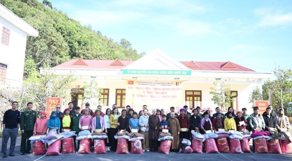 Đoàn tặng 30 phần quà đến các hộ gia đình gặp khó khăn do ảnh hưởng của cơn bão số 10 Đoàn tặng 30 phần quà đến các hộ gia đình gặp khó khăn do ảnh hưởng của cơn bão số 10