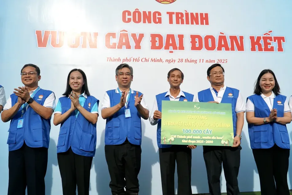 Chủ tịch Hội Bảo vệ Thiên nhiên và Môi trường TP.HCM Đặng Văn Khoa trao bảng tượng trưng tặng 100.000 cây xanh cho Ủy ban MTTQVN TP.HCM - Ảnh: Bảo Phương
