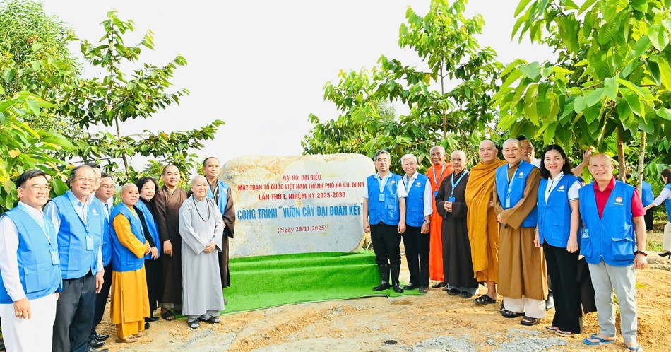 Các đại biểu tôn giáo với lãnh đạo Ủy ban MTTQVN TP.HCM tại công trình &quot;Vườn cây Đại đoàn kết&quot; - Ảnh: Việt Dũng