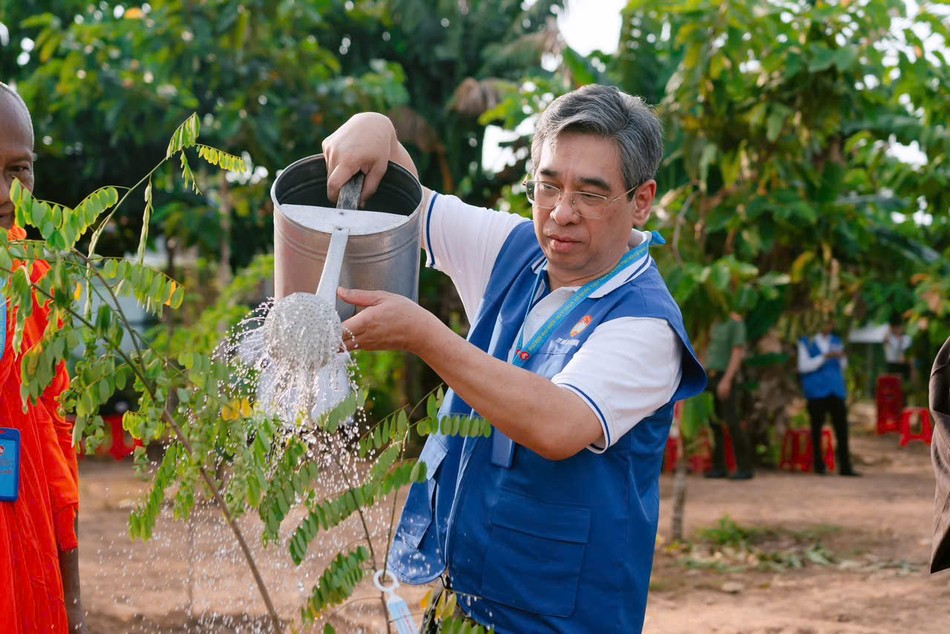 Phó Bí thư Thành ủy, Chủ tịch Ủy ban MTTQVN TP.HCM Nguyễn Phước Lộc trong hoạt động trồng 500 cây xanh