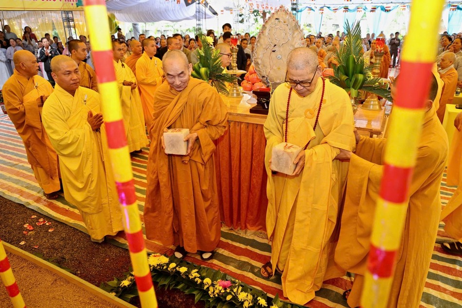 Chư tôn đức đặt những viên đá đầu tiên, chính thức khởi công xây dựng ngôi chánh điện chùa Trung Hòa và các hạng mục công trình khác