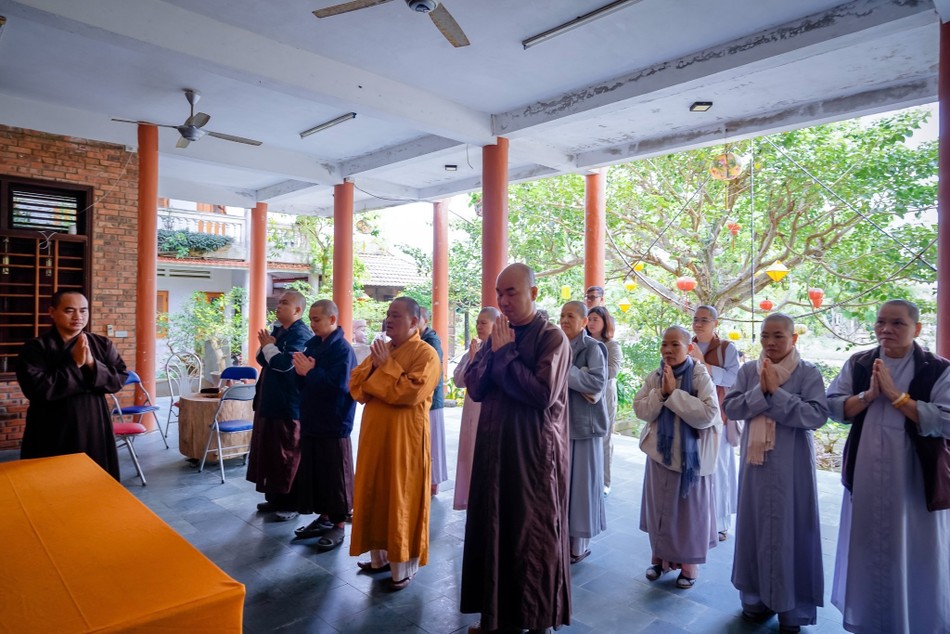 Đảnh lễ cúng dường Tam bảo trợ duyên chùa Tân Tây bị thiệt hại trong đợt lũ vừa qua