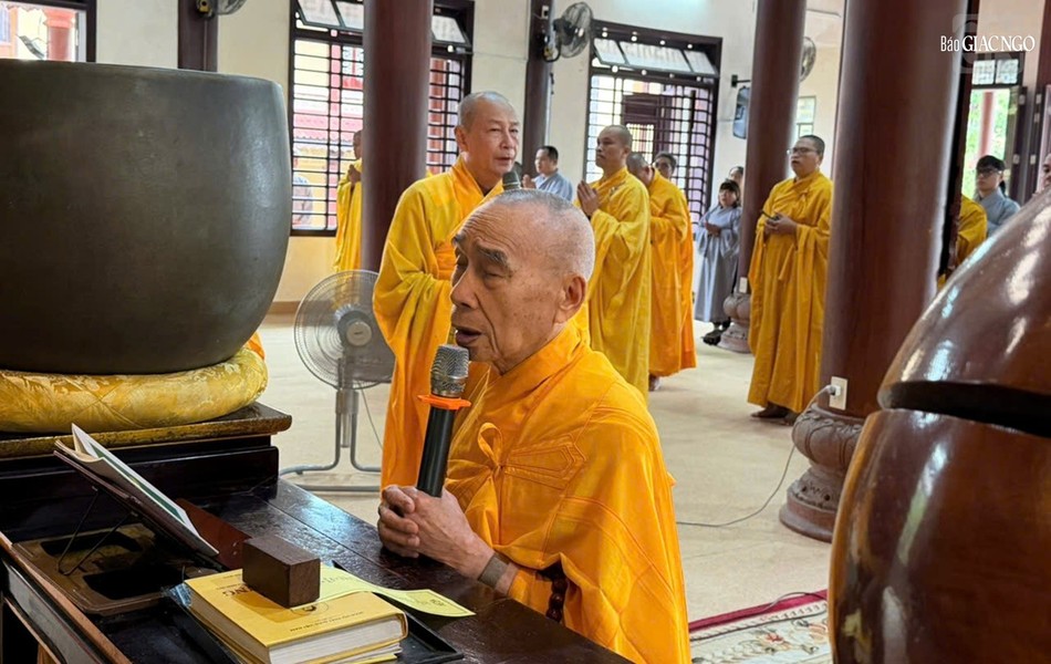 Trưởng lão Hòa thượng Thích Quang Nhuận cử hành khóa lễ cúng ngọ