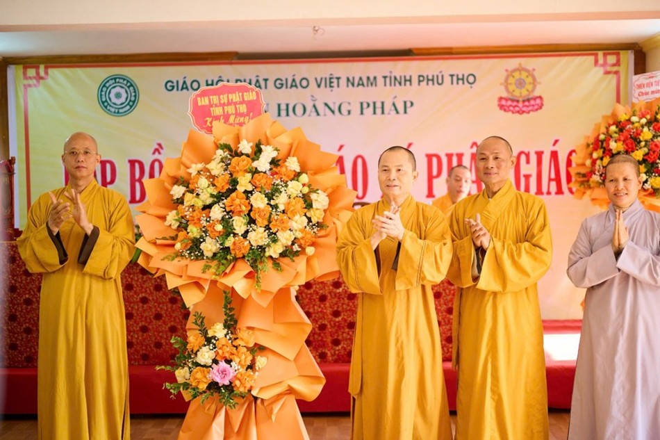 Thượng tọa Thích Minh Nghiêm, Trưởng ban Trị sự Phật giáo tỉnh tặng hoa chúc mừng