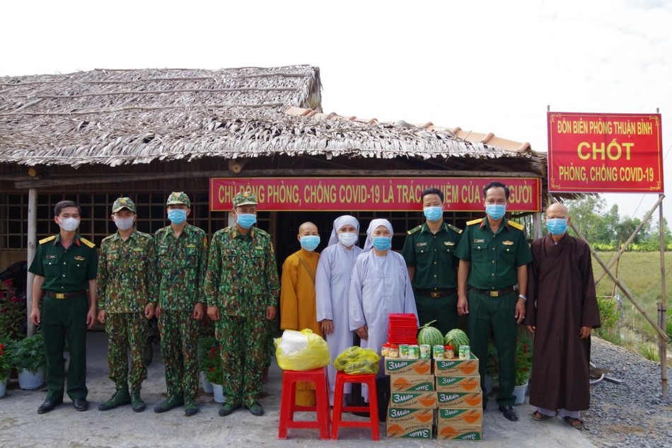 Hòa thượng Thích Minh Hồng và Ni trưởng Thích nữ Như Hương tặng quà cho chiến sĩ chốt Thuận Bình