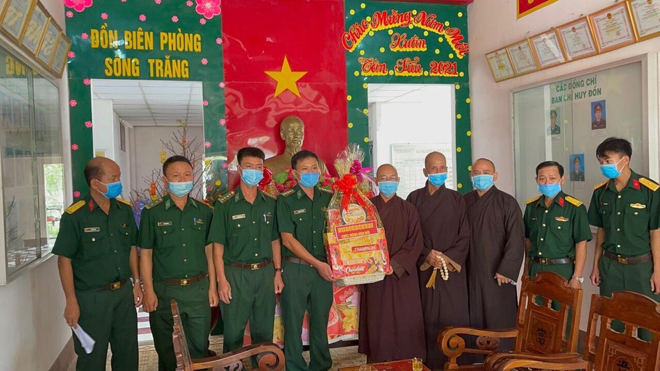 Thượng tọa Thích Quảng Tâm tặng quà cho chiến sĩ đồn biên phòng Sông Trăng