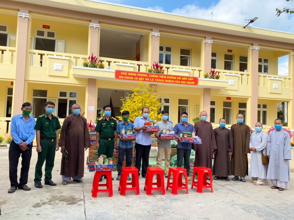 Tặng quà cho chiến sĩ và người dân tại một cửa khẩu tại huyện Đức Huệ