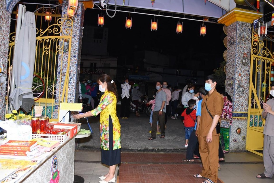 Yêu cầu sát khuẩn và đeo khẩu trang khi vào chùa