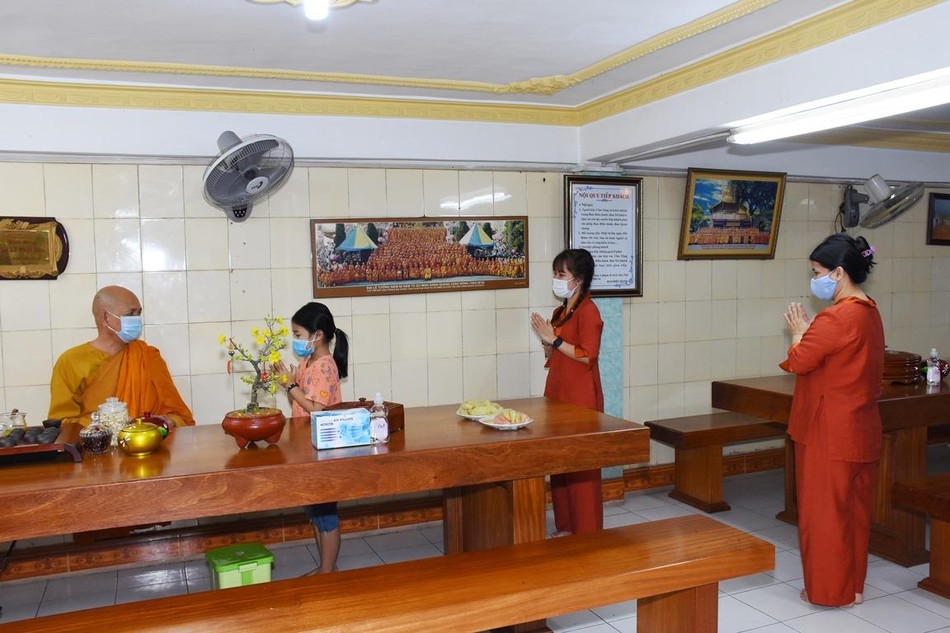 Giữ khoảng cách ngay cả khi nhận lộc đầu xuân