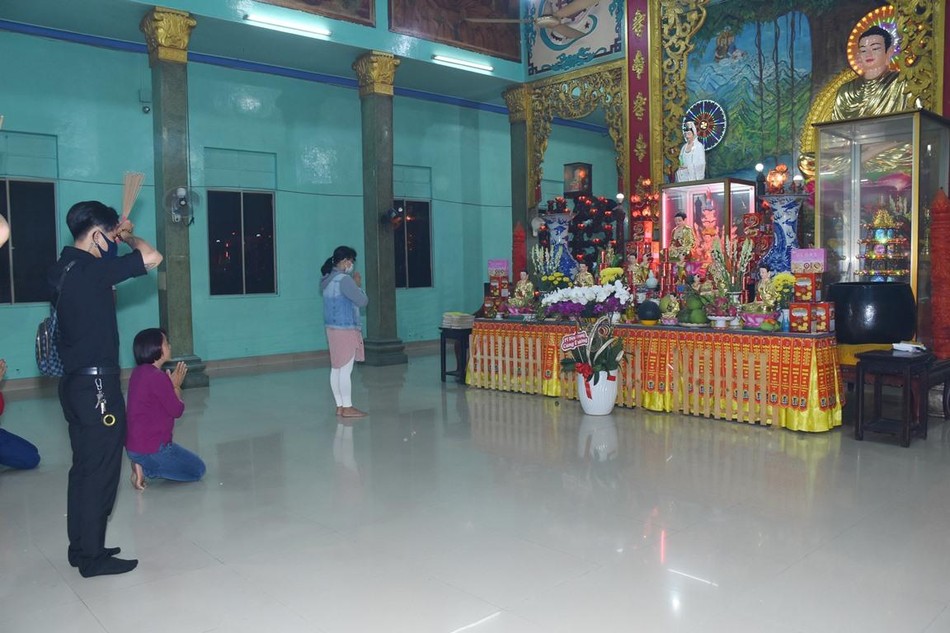 Giao thừa chỉ đến chùa lễ Phật tại chùa Tuyền Lâm - Q.6