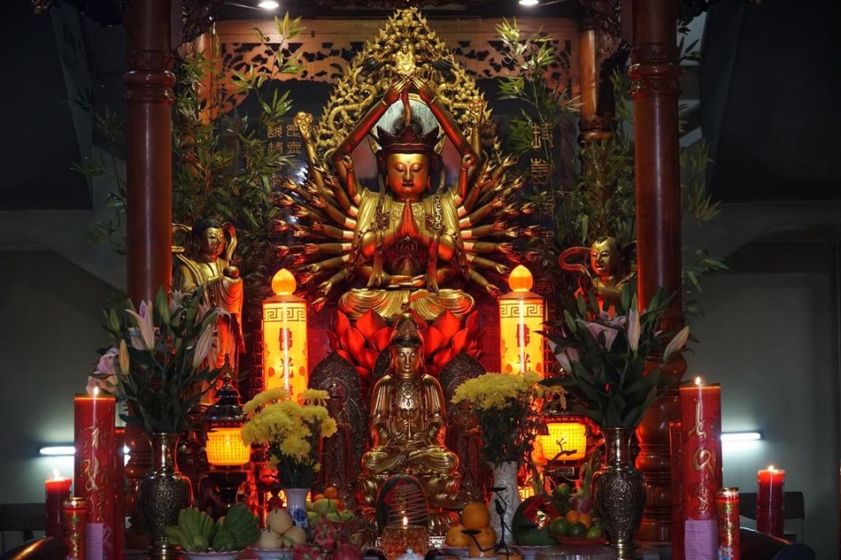 Uy nghiêm tượng Quan Âm thiên thủ thiên nhãn ngay sảnh vào