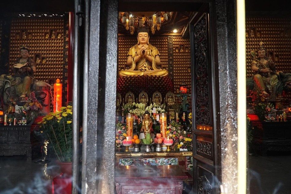 Chánh điện uy nghiêm trong khói hương mờ quyện ngày đầu năm