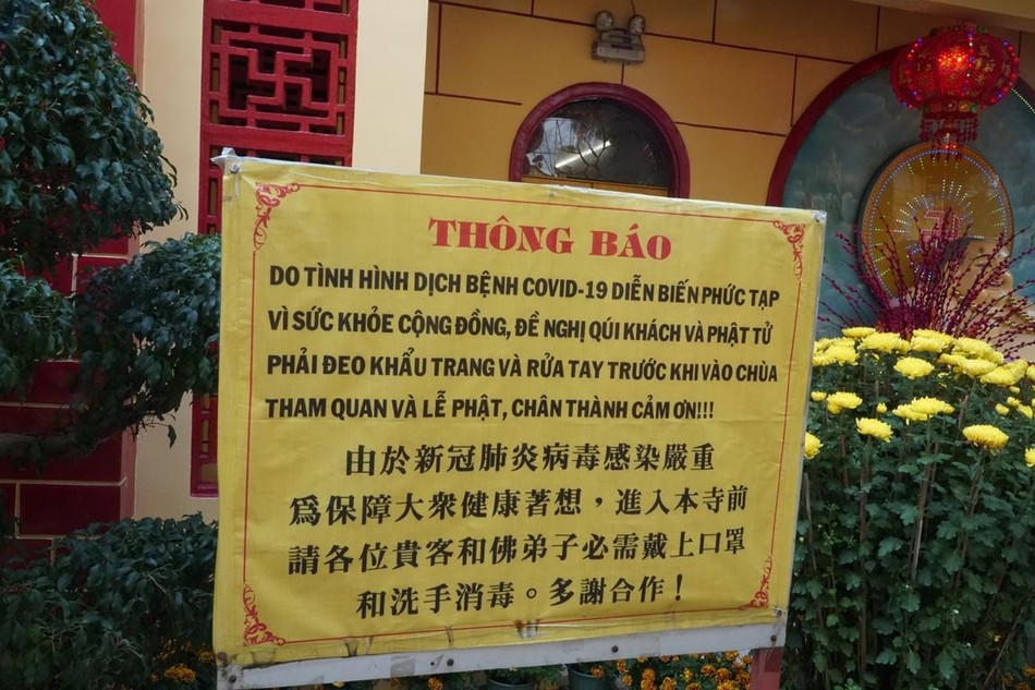 Bảng thông báo phòng chống dịch được chùa Long Hoa, quận 8 viết bằng hai ngôn ngữ