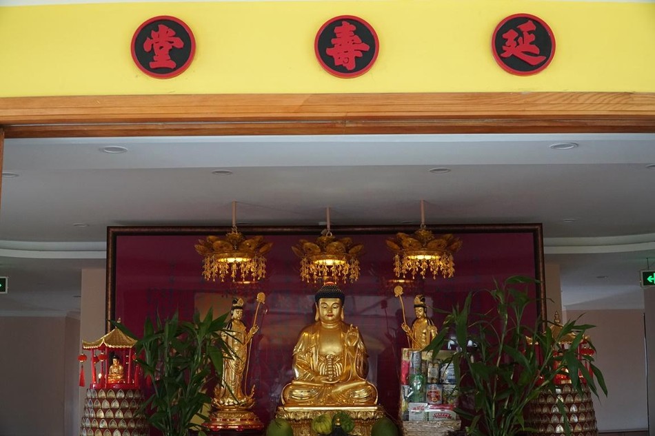 Diên thọ đường - nơi tôn thờ Phật Dược Sư và Bồ-tát Nhật Quang, Nguyệt Quang