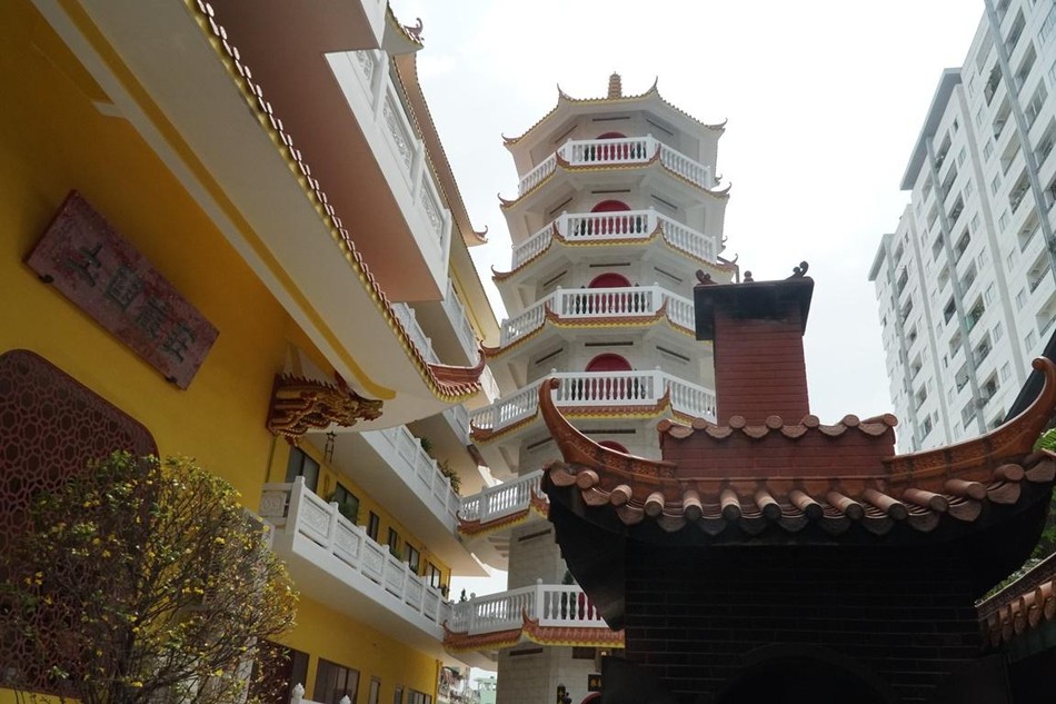 Bảo tháp 7 tầng là điểm nhấn trong khuôn viên của ngôi thiền tự