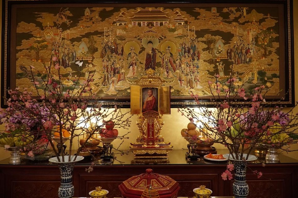 Hương án thờ cố Hòa thượng Thích Nhật Tu, trụ trì thiền tự Thảo Đường vừa viên tịch