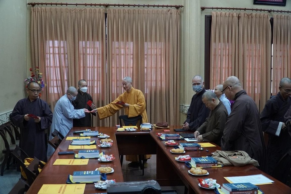 Hòa thượng Viện trưởng phát lộc đầu năm đến chư tôn đức trong Hội đồng Điều hành Hòa thượng Viện trưởng phát lộc đầu năm đến chư tôn đức trong Hội đồng Điều hành