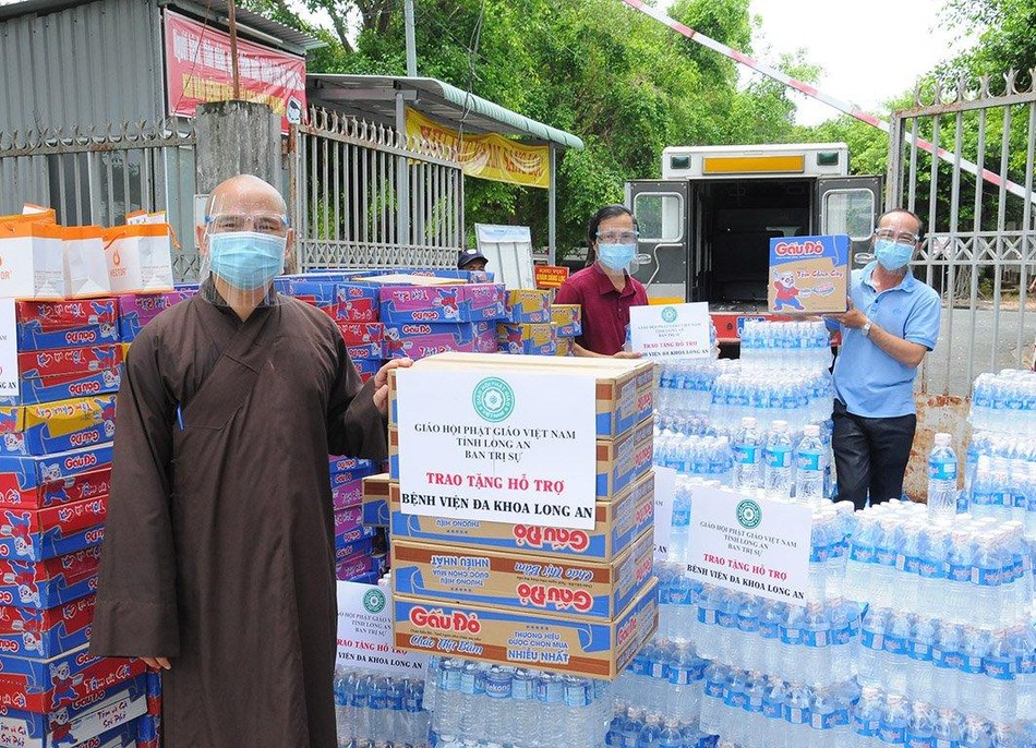 Thạc sĩ Nguyễn Văn Còn (áo đỏ) tiếp nhận và vận chuyển vào trong bệnh viện Thạc sĩ Nguyễn Văn Còn (áo đỏ) tiếp nhận và vận chuyển vào trong bệnh viện