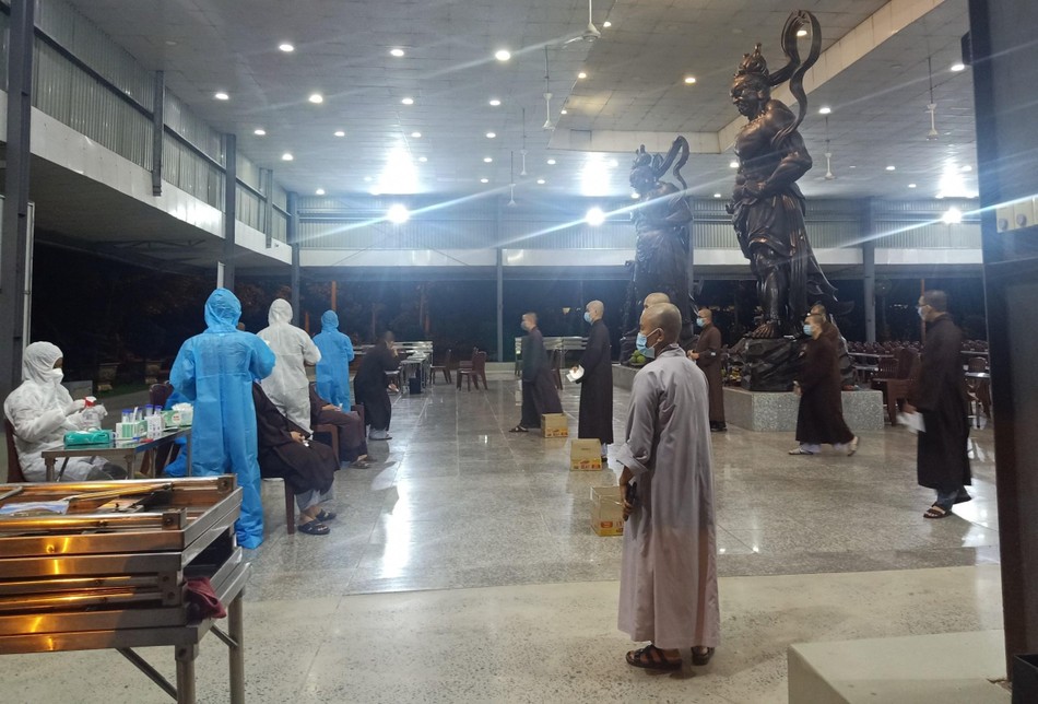 Giữ khoảng cách an toàn khi thực hiện lấy mẫu tầm soát