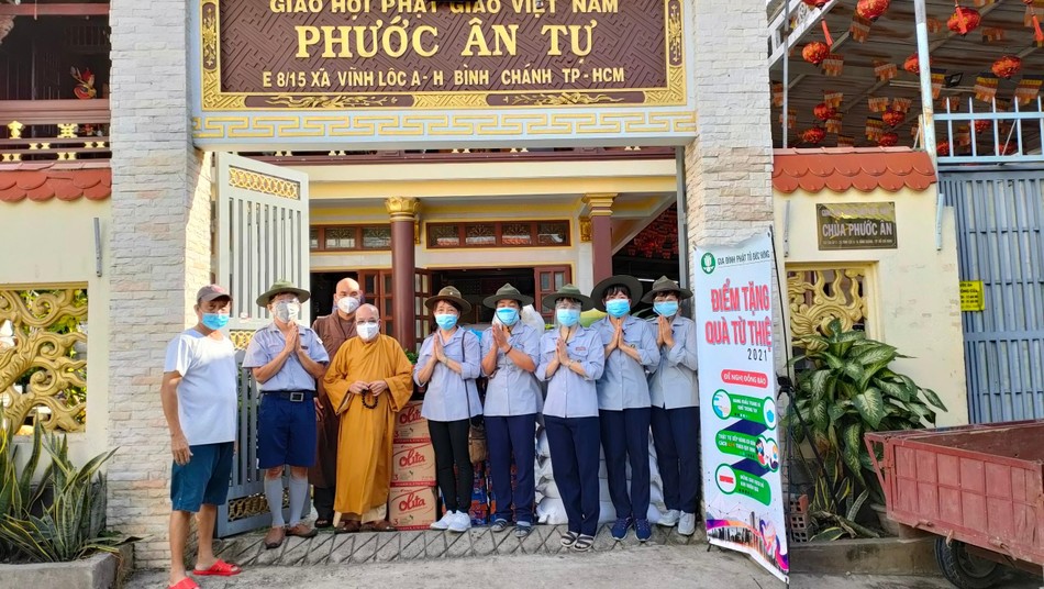 Hòa thượng trụ trì trực tiếp chứng minh và chỉ đạo công việc tặng quà đến người dân Hòa thượng trụ trì trực tiếp chứng minh và chỉ đạo công việc tặng quà đến người dân