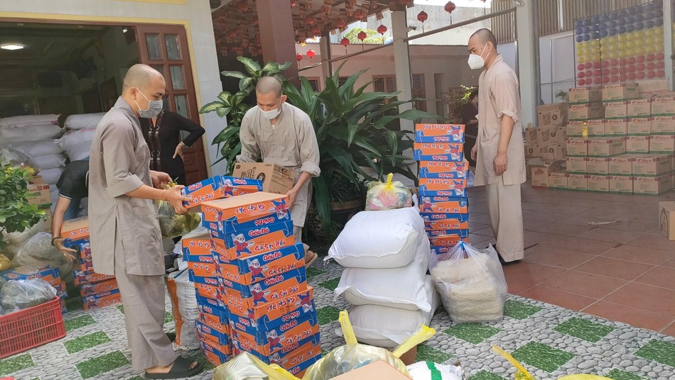 Các thầy ở chùa Phước Ân đang chuẩn bị 1.200 phần quà để trao đến công nhân khó khăn Các thầy ở chùa Phước Ân đang chuẩn bị 1.200 phần quà để trao đến công nhân khó khăn