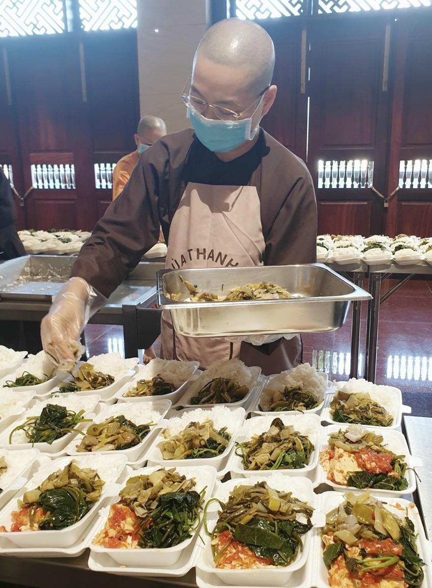 Những suất ăn được các Ni sinh chuẩn bị để chuyển đến người dân trong các khu cách ly