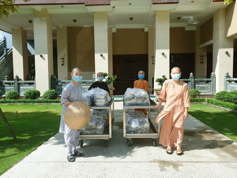 Hơn 400 Ni sinh tu học nội trú tại chùa Thanh Tâm, ngoài thời khóa tu học đã giành thời gian chia sẽ và tham gia những hoạt động thiện nguyện của học viện. Ảnh: SC. Nhuận Bảo