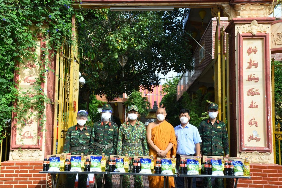 Chư Tăng tịnh xá Lộc Uyển phối hợp với Ủy ban MTTQVN phường 12 tặng quà - Ảnh: CTV