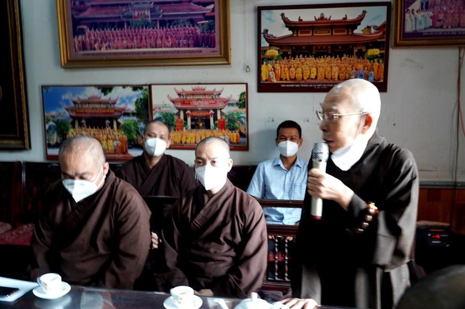 Hòa thượng Thích Thiện Đức phát biểu tại buổi họp với chư Tăng chùa Phổ Quang