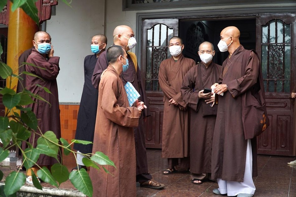 Chư tôn đức thảo luận với chư Tăng tại chùa về việc giải phóng mặt bằng cũng như thanh lý những vật dụng đã quá hạn sử dụng