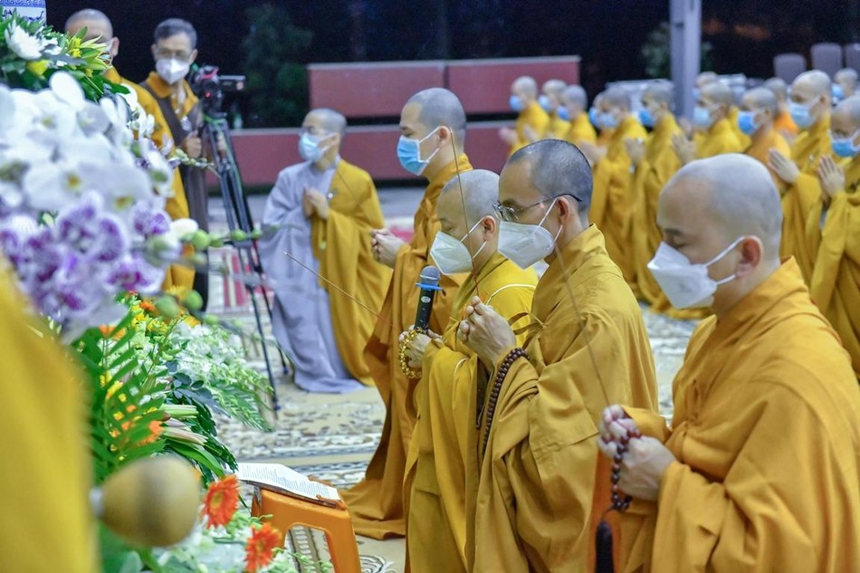 Chư tôn đức niệm hương cầu nguyện - Ảnh: Trí Thuận