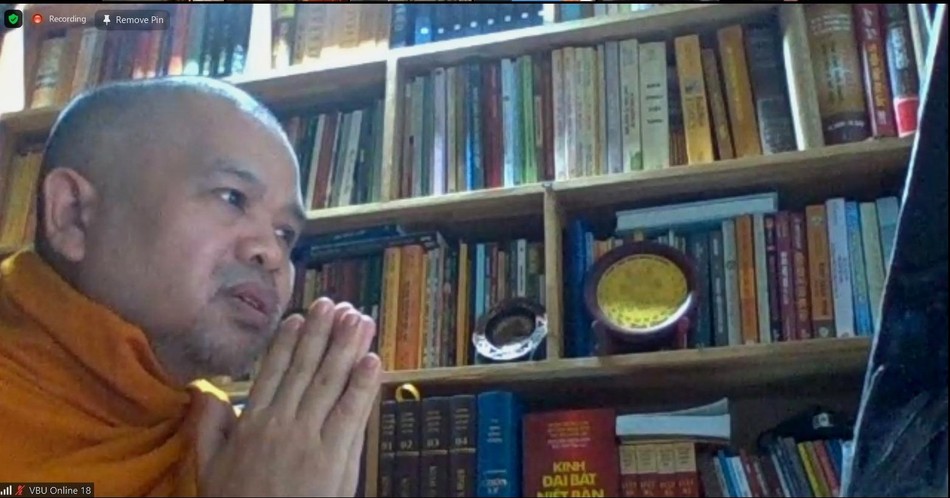 Thượng tọa Thích Giác Hoàng báo cáo tại phiên họp