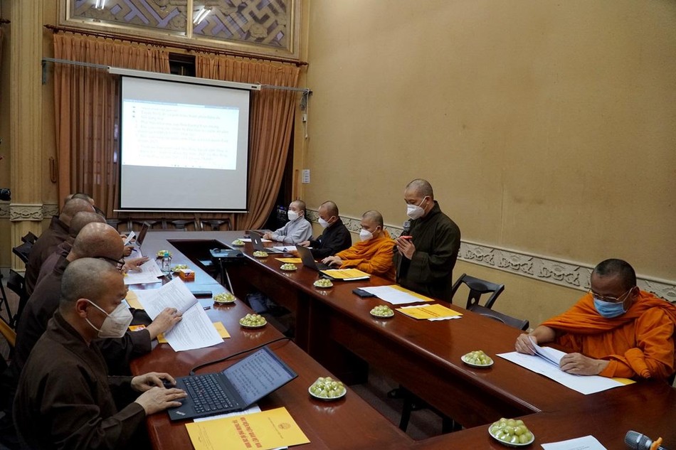 Chư tôn đức tham dự phiên họp trực tiếp sau 5 tháng kể từ khi thành phố bùng dịch Chư tôn đức tham dự phiên họp trực tiếp sau 5 tháng kể từ khi thành phố bùng dịch