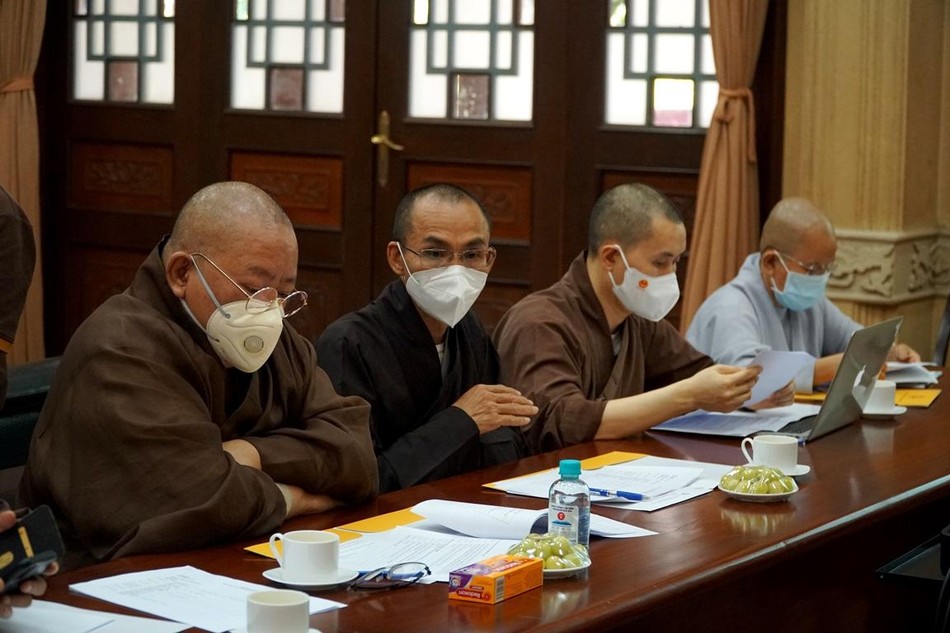 Chư tôn đức lãnh đạo và các phòng ban gặp nhau sau thời gian dài làm việc trực tuyến Chư tôn đức lãnh đạo và các phòng ban gặp nhau sau thời gian dài làm việc trực tuyến