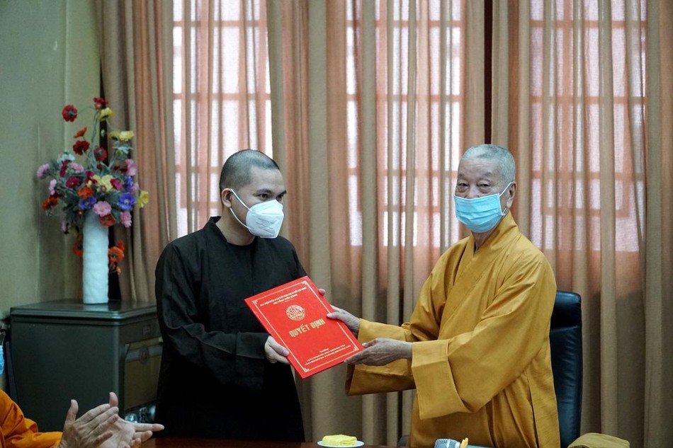 Đại đức Thích Ngộ Dũng nhận quyết định từ Trưởng lão Hòa thượng Viện trưởng Đại đức Thích Ngộ Dũng nhận quyết định từ Trưởng lão Hòa thượng Viện trưởng
