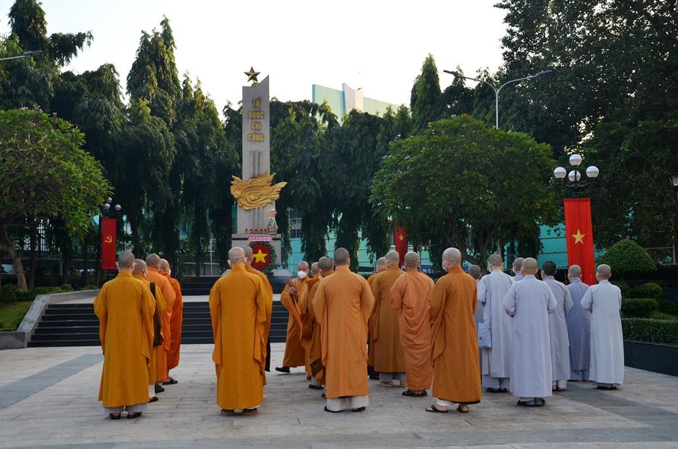 Tưởng niệm các anh linh anh hùng liệt sĩ Tưởng niệm các anh linh anh hùng liệt sĩ