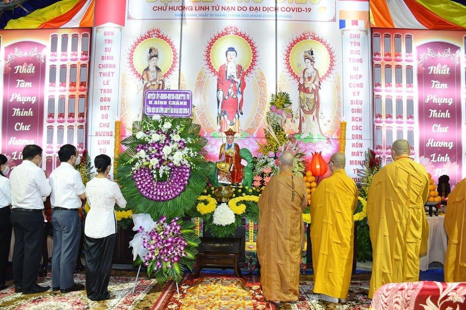 Lãnh đạo huyện đặt vòng hoa tưởng niệm Lãnh đạo huyện đặt vòng hoa tưởng niệm