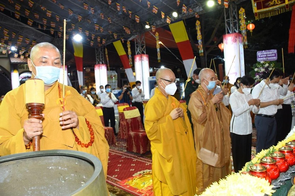 Chư tôn đức cùng lãnh đạo huyện niệm hương cầu nguyện Chư tôn đức cùng lãnh đạo huyện niệm hương cầu nguyện