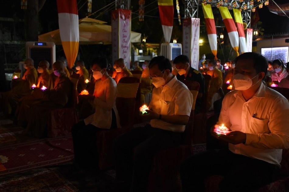 Lễ thắp nến cầu nguyện đất nước an bình không còn dịch bệnh Lễ thắp nến cầu nguyện đất nước an bình không còn dịch bệnh
